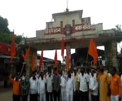 धुळ्यात कांदा निर्यातबंदीसाठी शिवसैनिकांच्या घोषणा, चूक लक्षात आल्यानंतर घोषणांमध्ये बदल