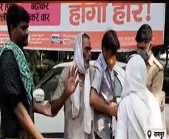 Rampur में डीएम ऑफिस के बाहर बुजुर्ग ने खुद पर छिड़का मिट्टी का तेल| Poorab Paschim