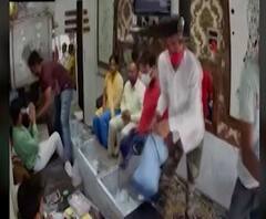 Uttar Pradesh Robbery | हाताला सॅनिटायझर लावून ज्वेलर्सवर डल्ला