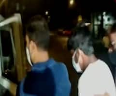 NCB arrests K J | एनसीबीची मुंबईत छापेमारी, के जे नावाचा ड्रग पेडलर ताब्यात, रियाच्या जबाबात केजेचा उल्लेख