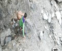 पथरीले रास्तों से गुजरते हैं लोग,सड़क नहीं होने से दिक्कत