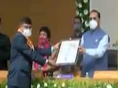 રાજ્યપાલ આચાર્ય દેવવ્રત અને મુખ્યમંત્રી રૂપાણીએ કર્યું શ્રેષ્ઠ શિક્ષકોનું સન્માન