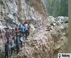 Pithoragarh : जान जोखिम में डालकर सफर, सड़क नहीं होने से परेशानी| Uttarakhand Prime