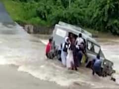 બનાસકાંઠાઃ આબુરોડ જતી જીપ મુસાફરો સાથે નદીમાં ખાબકી, જુઓ વીડિયો 