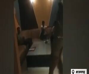 Azamgarh: अवैध हुक्का बार पर पुलिस का छापा, अंदर मिला ये सामान| Ganga Prime| ABP Ganga