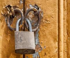 করোনা আক্রান্তের ফ্ল্যাটের বাইরে তালা ঝুলিয়ে দিল প্রতিবেশী, উদ্ধার করল পুলিশ