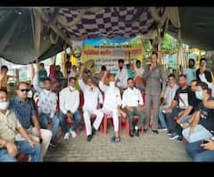 Haldwani में फीस माफी को लेकर आंदोलन, पुलिस ने पार्षद को जबरन उठाया