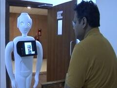 Noida: Corona से लड़ने में Yatharth Hospital के स्वास्थकर्मियों की मदद कर रहा रोबोट 'Mitra'