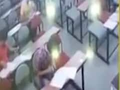 અમદાવાદમાં કૉંગ્રેસ નેતાનો પુત્ર પરીક્ષામાં મોબાઈલ સાથે બેઠો હોવાનો ABVPનો આરોપ, જુઓ વીડિયો