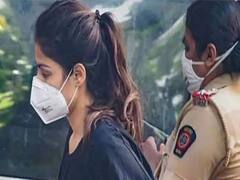 Rhea Chakraborty को नहीं मिली जमानत, NCB लॉकअप में बिताई रात, सुबह भेजा जाएगा बाइकुला जेल