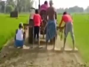 UP: अंबेडकरनगर में लोगों ने मिलकर बदल दी गांव की सूरत, प्रशासन ने खड़े कर दिए थे हाथ