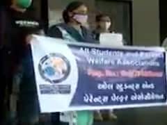 સ્કૂલ ફી માફીની માંગ સાથે સુરતમાં DEO કચેરીએ વાલીઓનું વિરોધ પ્રદર્શન, જુઓ વીડિયો