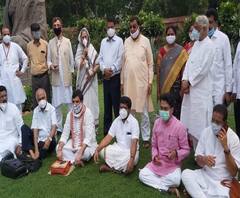 ৮ সাংসদের সাসপেনশন, গাঁধী মূর্তির পাদদেশে বিক্ষোভে বিরোধীরা