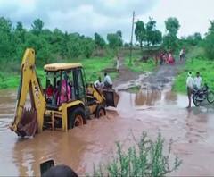 Parbhani | जिंतुर तालुक्यातील बेलुरा गावात धोकादायक प्रवास;पूल नसल्याने गावकऱ्यांचा जेसीबीतून प्रवास