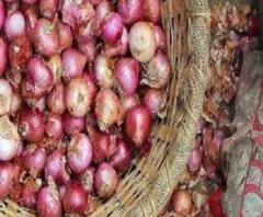 দামের ঝাঁঝে চোখে জল! অত্যাবশকীয় তালিকা থেকে বাদ পড়ে আরও অগ্নিমূল্য হবে পেঁয়াজ?