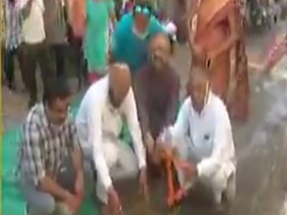 રાજકોટના લક્ષ્મીવાડી વિસ્તારના લોકોએ ખાડે ગયેલા વિકાસનો કર્યો વિરોધ, જુઓ વીડિયો