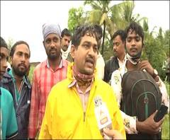 #MahaFloods चंद्रभागा नदीवरील सर्व पूल पाण्याखाली,जीव धोक्यात घालून रेल्वेरुळावरून प्रवास करायची वेळ