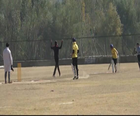 Cricket League in Kashmir| सैन्याकडून काश्मीरमध्ये महिला क्रिकेट लीगचं आयोजन,सचिन तेंडुलकरकडून कौतुक