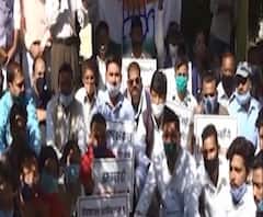 'लोगों को निर्माण कामों में हो रही दिक्कत',कांग्रेस कार्यकर्ताओं का धरना | ABP GANGA 