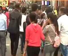 Durga Puja 2020: করোনাকে বুড়ো আঙুল! মাস্ক ছাড়াই দেদার শপিং! 'মাস্ক পরে স্বাস্থেরই ক্ষতি', অদ্ভুত যুক্তি