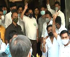 Eknath khadse quits BJP | एकनाथ खडसेंचा राष्ट्रवादी प्रवेश, मुंबईतील घराबाहेर समर्थकांची गर्दी