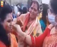 দশমীতে নয়, সপ্তমীতেই সিঁদুর খেলা হয়ে যায় এই বাড়িতে