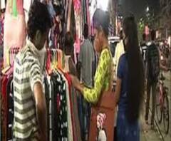 দেখুন, সংবাদমাধ্যমের ক্যামেরায় ধরা পড়ে যাওয়ার ভয়ে পরছেন মাস্ক, বেপরোয়া হয়েই পুজো শপিং!