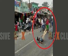 बीच सड़क परे चले लाठी-डंडे, दबंगों ने दुकानदार को पीटा। Bahraich