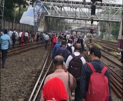 Mumbai Power Cut | मुंबई लोकलवर परिणाम, प्रवाशांना रुळावरुन चालण्याची वेळ