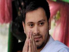 Tejashwi Yadav की सभा में फेंकी गई चप्पल