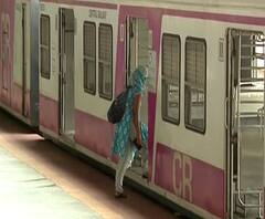 उद्यापासून मुंबईतल्या महिलांना लोकल प्रवासासाठी राज्य सरकारची परवानगी,रेल्वे बोर्ड काय निर्णय घेणार?