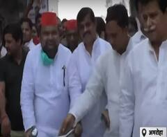 UP By-Elections: Amroha में लड़खड़ाते हुए साइकिल चलाते दिखे सपा प्रत्याशी|ABP Ganga