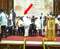 विखेंच्या आत्मचरित्राच्या प्रकाशनावेळी इंदुरीकर महाराजांची फडणवीस, चंद्रकांत पाटलांच्या कानात कुजबूज