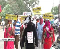 Budhana Sarpanch| महिला सरपंचाची अनोखी शक्कल, पतीला अस्वलाचा मुखवटा घालून कोरोनाबाबत जनजागृती 