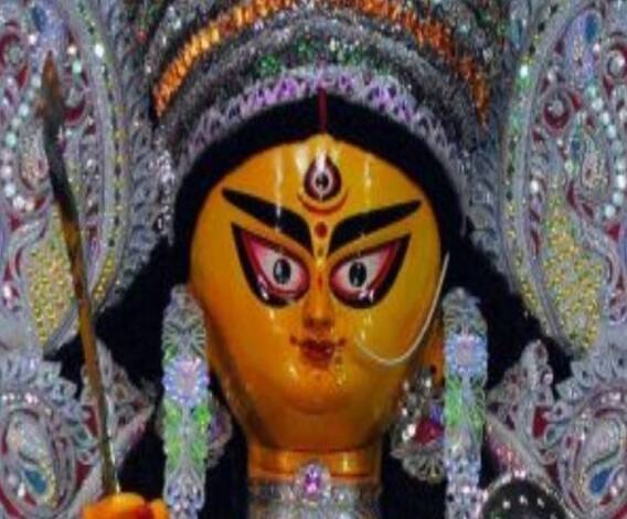 শারদ আনন্দ ২০২০: সাবেকিয়ানাই এই পুজোর ঐতিহ্য, দেখুন বাগবাজার সর্বজনীনের শেষ মুহূর্তের প্রস্তুতি