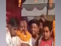 Bihar के Vaishali में चुनाव प्रचार के लिए पहुंचे LJP नेता का मंच गिरा