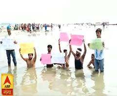 Prayagraj: पानी में छात्र नेताओं का प्रदर्शन, पुलिस ने खदेड़ा| Mudde Ki Baat| ABPGanga
