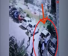 Greater Noida की सोसायटी में गार्डों के बीच मारपीट, देखें Video