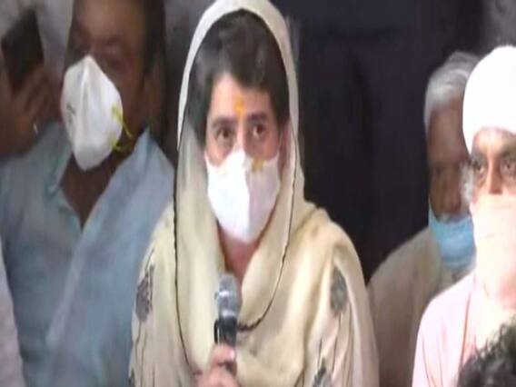 Priyanka Gandhi वाल्मीकि मंदिर में Hathras की बेटी के लिए हो रही प्रार्थना सभा में बैठीं