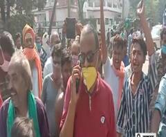 लखनऊ- दुकान तोड़ने पर लोगों का हंगामा