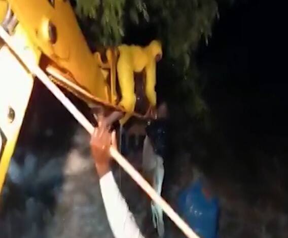 Pune Rain | इंदापूरमध्ये मुसळधार पाऊस, वाहून जाणाऱ्याला जेसीबीच्या मदतीने वाचवलं 