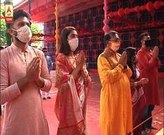 ফটাফট: নিজের আবাসনের পুজোয় অঞ্জলি মিমির, সুরুচি সঙ্ঘে অঞ্জলি দিলেন নুসরত-নিখিল