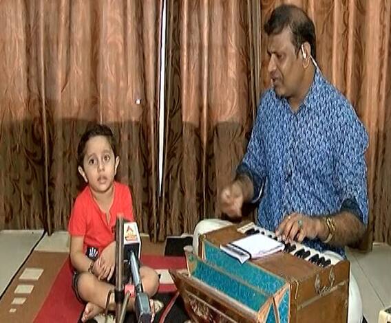 Viral Chote Ustaad! 'या नव नवल नयनोत्सवा' गाणारा छोटा गंधर्व! व्हायरल छोटा उस्ताद श्री जाधव 'माझा'वर