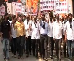 #HathrasCase हाथरस पीडितेच्या न्यायासाठी शिवसैनिक मुंबईच्या रस्त्यावर, घटनेच्या निषेधार्थ आंदोलन