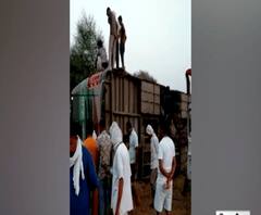 अलीगढ़- प्राइवेट बस अनियंत्रित होकर पलटी,कानपुर से दिल्ली जा रही थी प्राइवेट बस