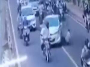 Delhi: कार ड्राइवर ने ट्रैफिक पुलिसकर्मी को बोनट पर घसीटा, बाल-बाल बची जान