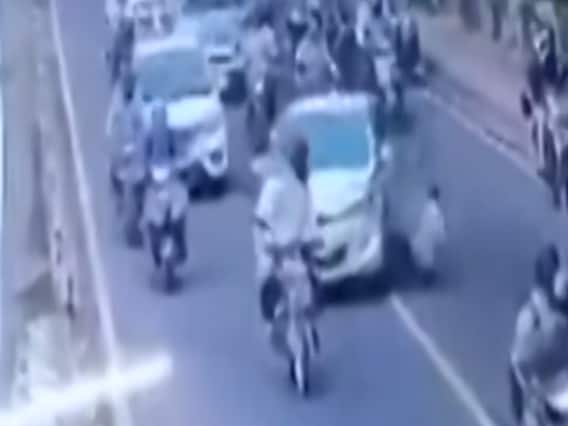 Delhi: कार ड्राइवर ने ट्रैफिक पुलिसकर्मी को बोनट पर घसीटा, बाल-बाल बची जान