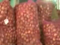 ડુંગળીના ભાવ વધતા ગૃહિણીઓનું બજેટ ખોરવાયું, ખેડૂતોને કોઇ ફાયદો નહીં