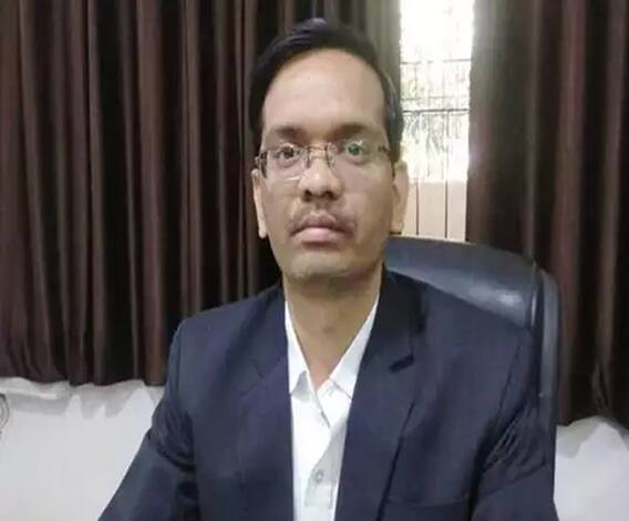 Hathras के DM Praveen Kumar को भी सस्पेंड करने की तैयारी| Mudde Ki Baat | ABPGanga