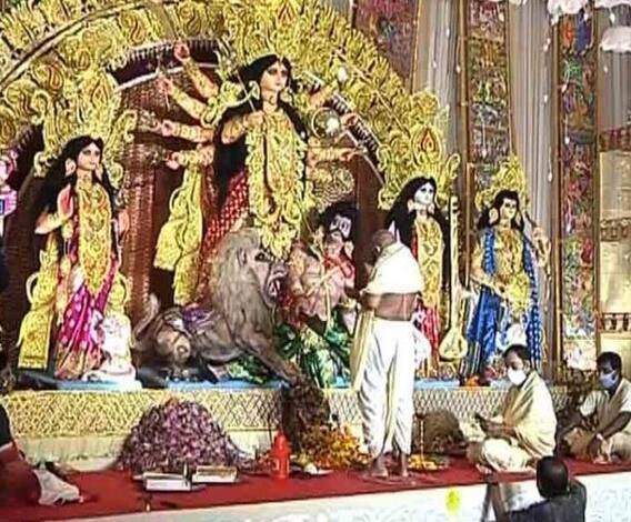 শারদ আনন্দ ২০২০: অষ্টমীর রাতে শোভাবাজার রাজবাড়িতে ঘরোয়া আড্ডা, মুদিয়ালি-সুরুচি সঙ্ঘে নেই চেনা ভিড়